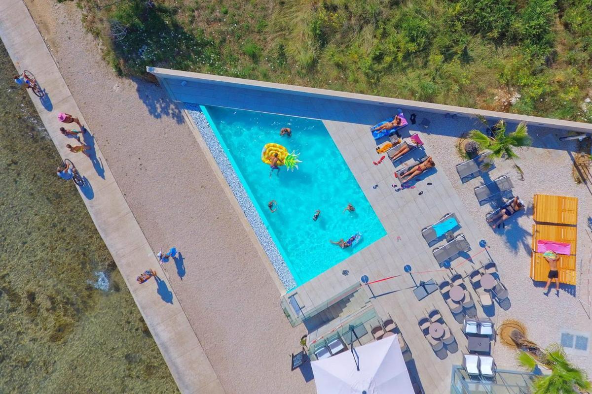 Arcadia Eco-Luxe Mobile Homes With Infinity Pool By Oiko Collection Привлака Экстерьер фото